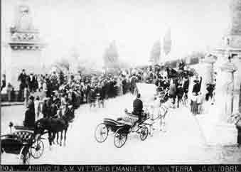 Foto storica: arrivo di Vittorio Emanuele III a Volterra (6 ott. 1903) sul viale dei Ponti.