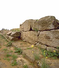 il sito archeologico dell'acropoli etrusca - particolare di resti in muratura della fondazione di un tempio