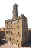 Edificio merlato: il trecentesco Palazzo dei Priori, il pi� antico della Toscana, con la caratteristica torre campanaria a pianta pentagonale irregolare